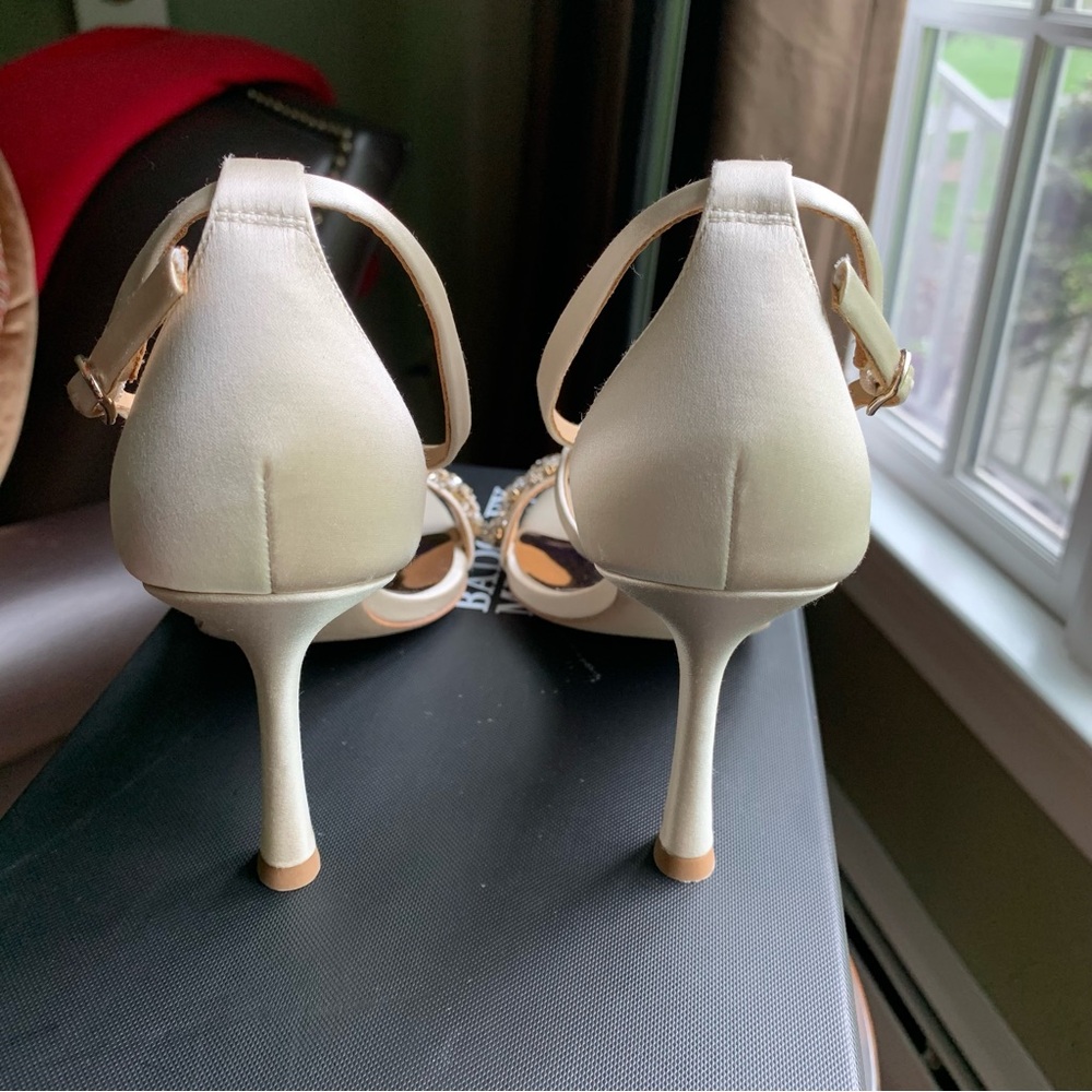 NIB New Badgley Mischka Ivory White Satin Jeweled Wedding Heels Sandals Sz 5.5 - Picture 3 of 6